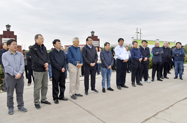 参加小麦新品种观摩推介会的来宾在河南长葛市我校小麦试验示范站参观小麦新品种--支勇平摄影.JPG